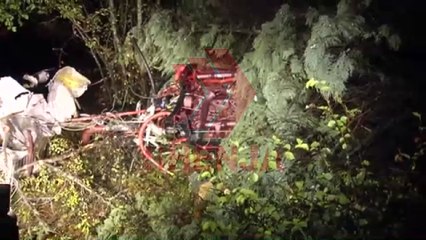 Pamje nga vendi i ngjarjes, pjesë të aeroplanit gjithandej