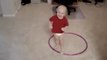 Un petit garçon croit qu'il sait faire du hula hoop comme sa soeur