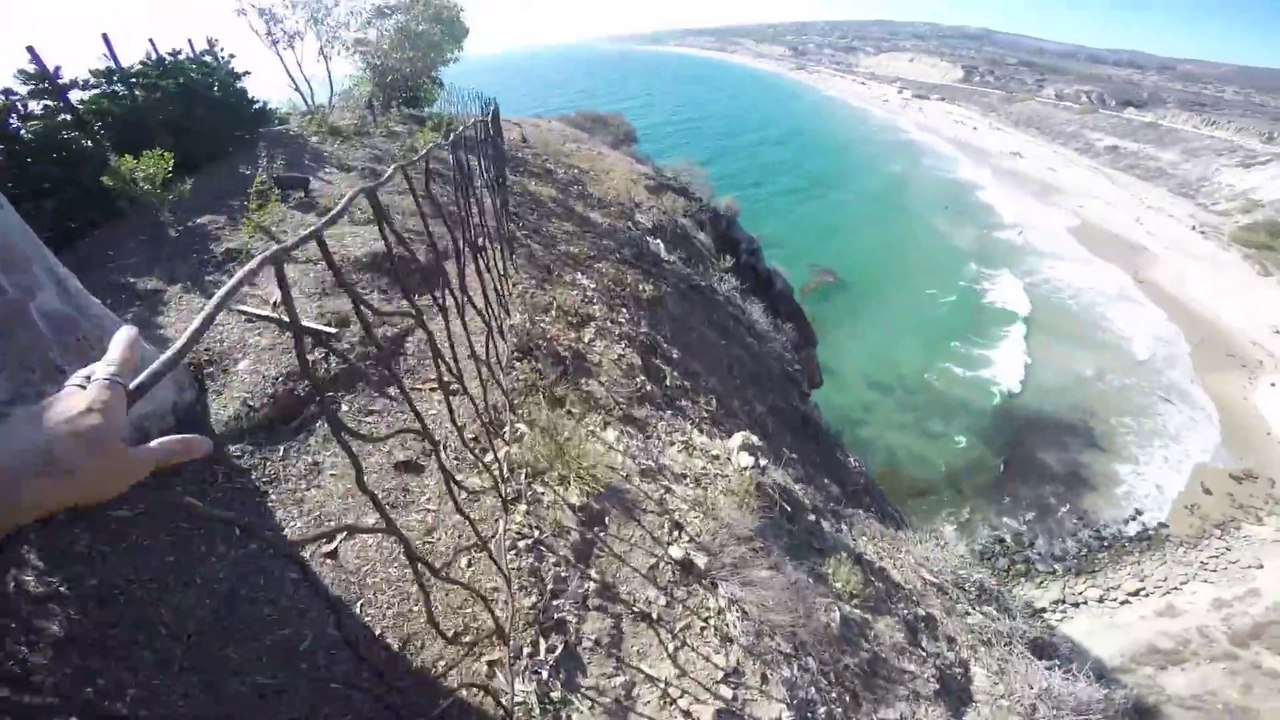 Il saute d'une falaise et se prend un rocher ! Filmé à la GoPro