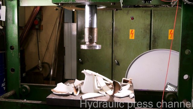 Exploser des toilettes sous presse hydraulique et du PQ