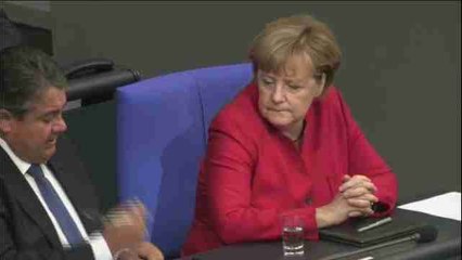 Merkel pide unidad al Parlamento contra el populismo de derechas