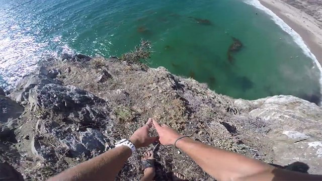 Cet homme frôle la mort en sautant d'une falaise