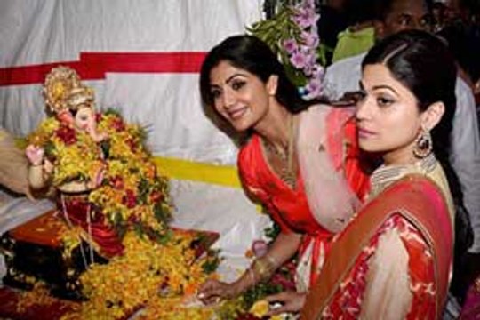 Shilpa Shetty dance during Ganpati Visarjan