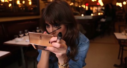 Tuto beauté : Comment se (re)maquiller en plein apéro ?