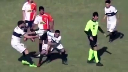 Un joueur péte un cable en Argentine lorsqu'il prend un jaune