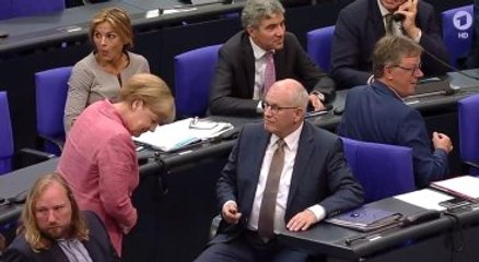 Meclis Başkanı, Başbakan Merkel'i Azarlayıp Arka Sıralara Gönderdi