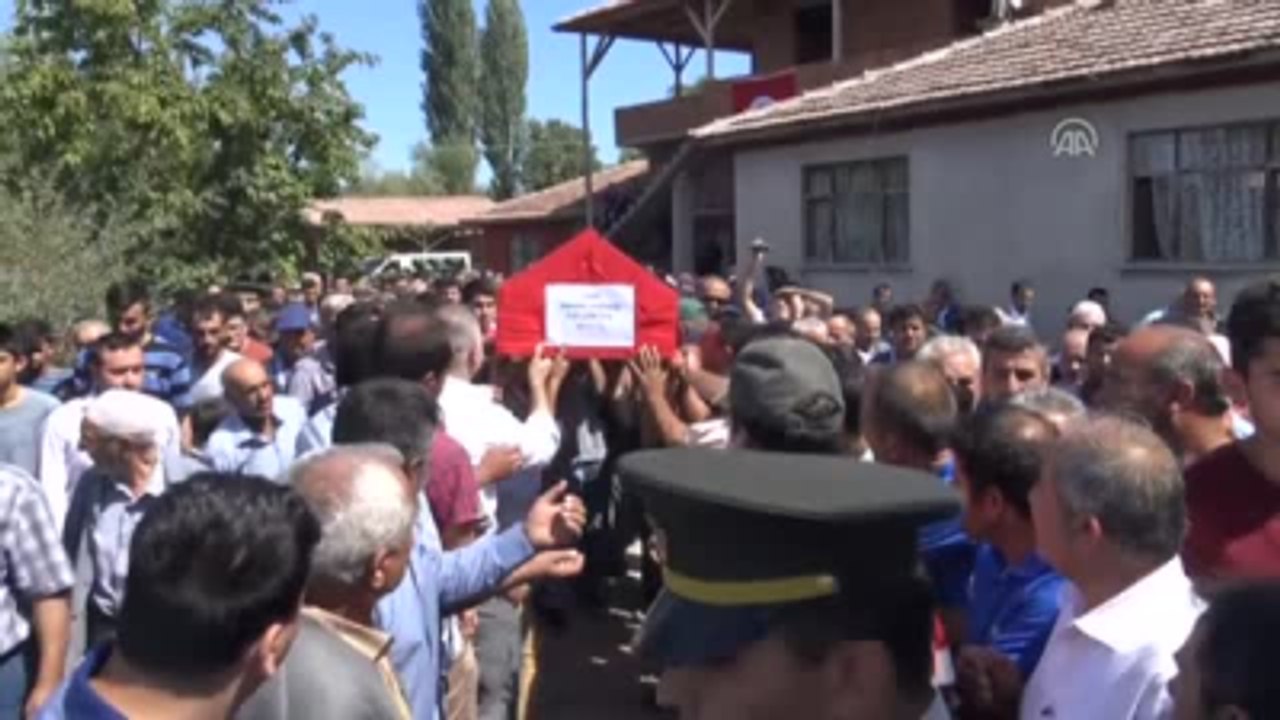 Fırat Kalkanı Harekatı - Şehit Uzman Çavuş Osman Karakuş Son Yolculuğuna Uğurlandı (2)