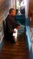Un enfant impatient de se faire baptiser