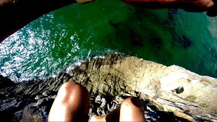 video drole - Il frôle la mort en sautant d'une falaise