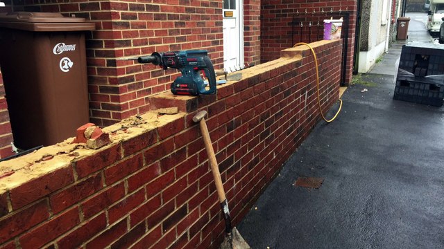 GARDEN WALL REPAIRS IN CAERPHILLY - BRICKLAYER IN CAERPHILLY