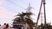 Empleado de la empresa eléctrica sufre una descarga y cae desde un poste al norte de Guayaquil