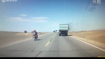 Crash surréaliste en moto, ce biker fonce droit sur un bus sans réagir