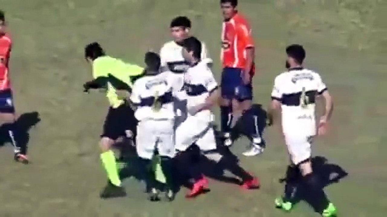 Un joueur de foot argentin frappe l'arbitre alors qu'il allait se prendre un carton