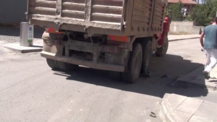 Kamyonun Altında Kalan 3 Yaşındaki Çocuk Yaralandı