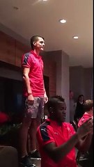Granit Xhaka këndon shqip para lojtarëve të Arsenalit.