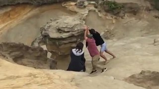 Des jeunes vandalisent un rocher