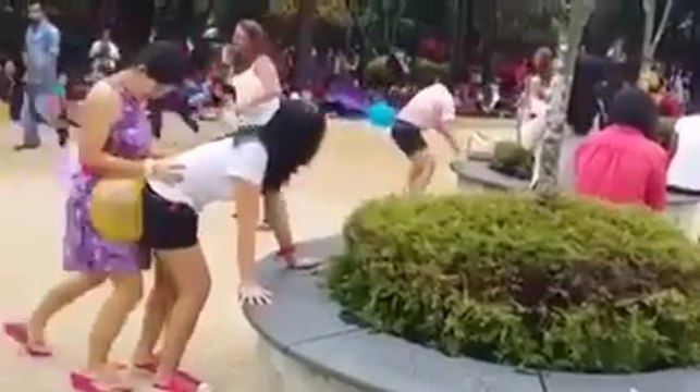 Girls ka ayesa khel ap ney pehly kabi nai dekha ho ga...