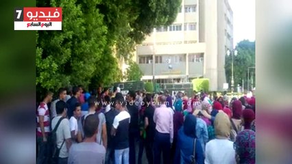 طلاب الثانوية بقنا يحتجون أمام المحافظة لإلغاء غلق مراكز الدروس الخصوصية