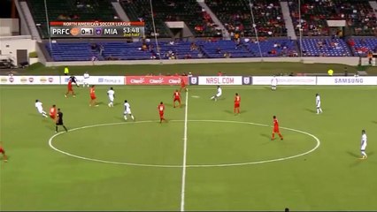 Un footballeur tacle et se prend le poteau entre les jambes.
