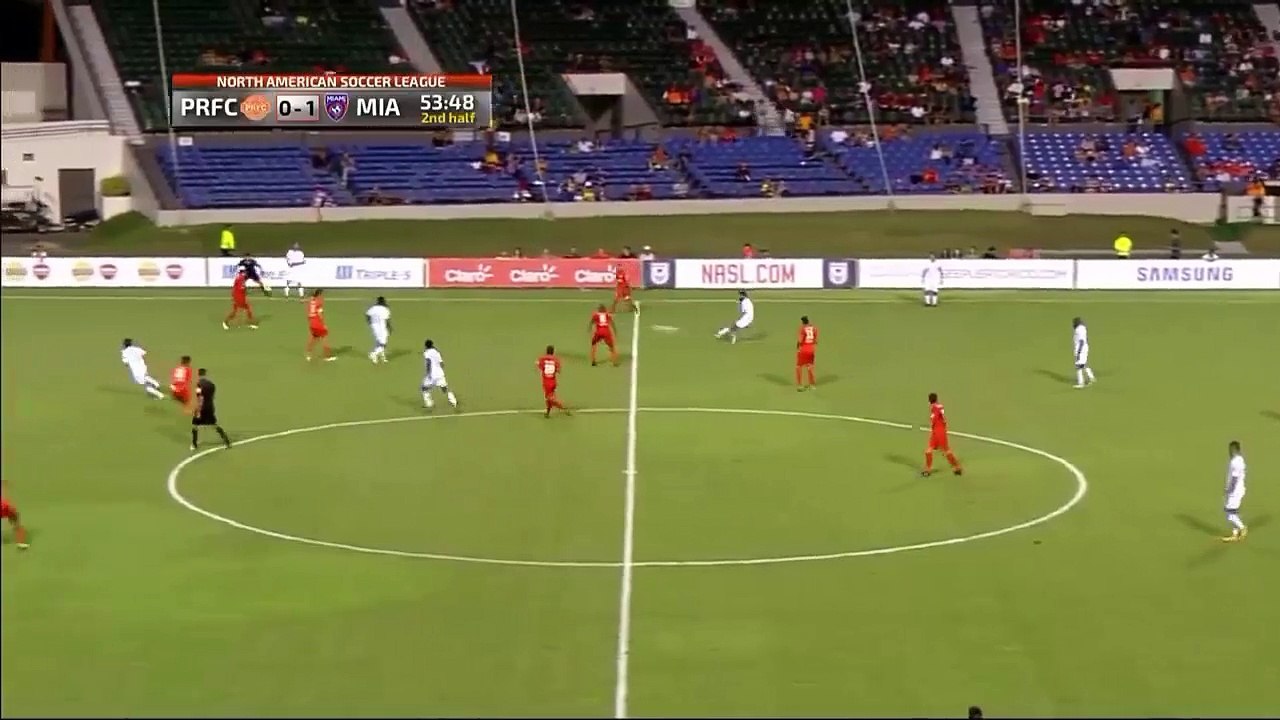 Un footballeur tacle et se prend le poteau entre les jambes.
