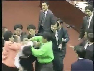 Les débats politiques qui terminent en baston