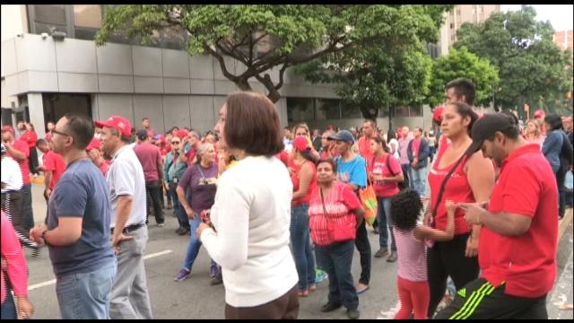 Oposición marcha por revocatorio y oficialismo responde con apoyos a Maduro