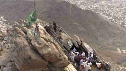 Miles de musulmanes visitan la cueva Hira en el Monte Al-Noor