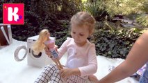 Барби у Мисс Кати дизайнерская мастерская и Кукла Barbie и Miele игрушечная стиральная машинка играем на улице новое видео 2016