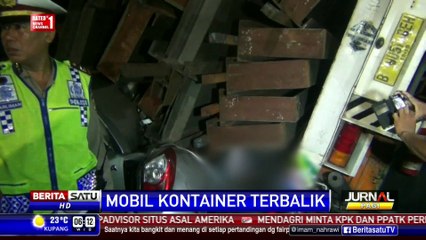 Truk Kontainer Terguling Menimpa Motor dan Mobil di Bekasi