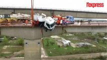 Un camion suspendu à 50 mètres au-dessus du vide après un accident