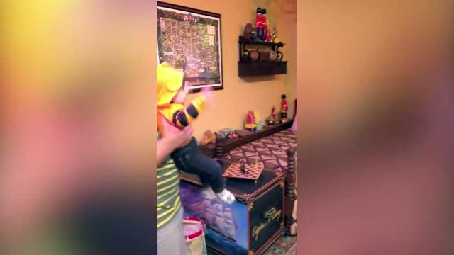 Regardez la réaction de ce bébé face à Winnie l'ourson... Dingue