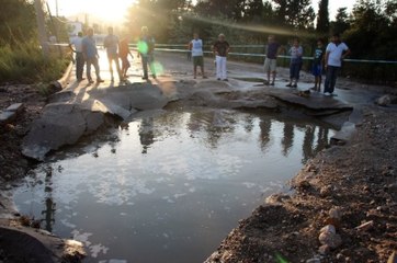 Patlayan Çukur Motosikleti Yuttu