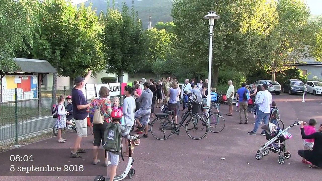 Les parents d'élèves manifestent pour l'ouverture d'une classe de maternelle à St Alban Leysse