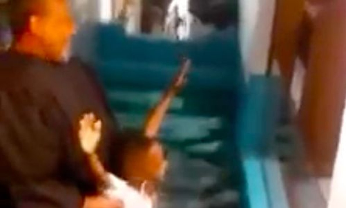 Un petit garçon crée l'hilarité pendant son baptême.