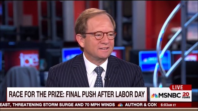 Hillary Clinton tousse et crache deux choses vertes dans le verre qu'elle boit lors d'un discours