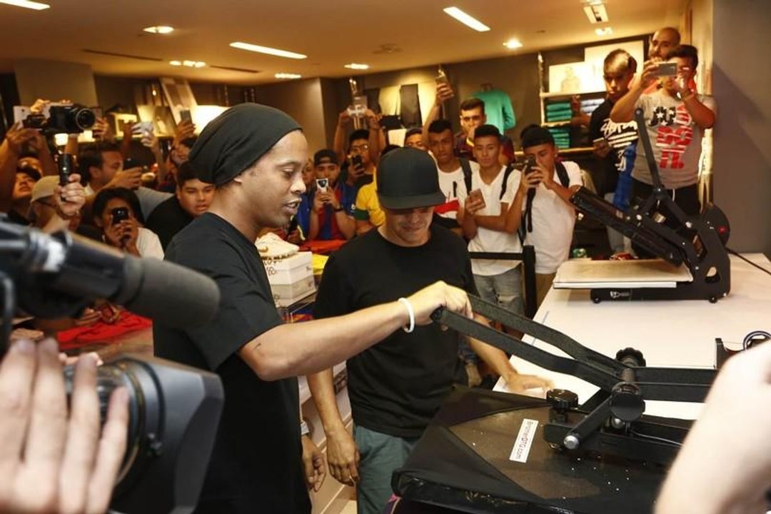 Ronaldinho and FC Barcelona delegation visits Nike Town in New York