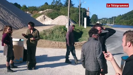 Extraction de sable. Une trentaine d'opposants devant l'entreprise Roullier