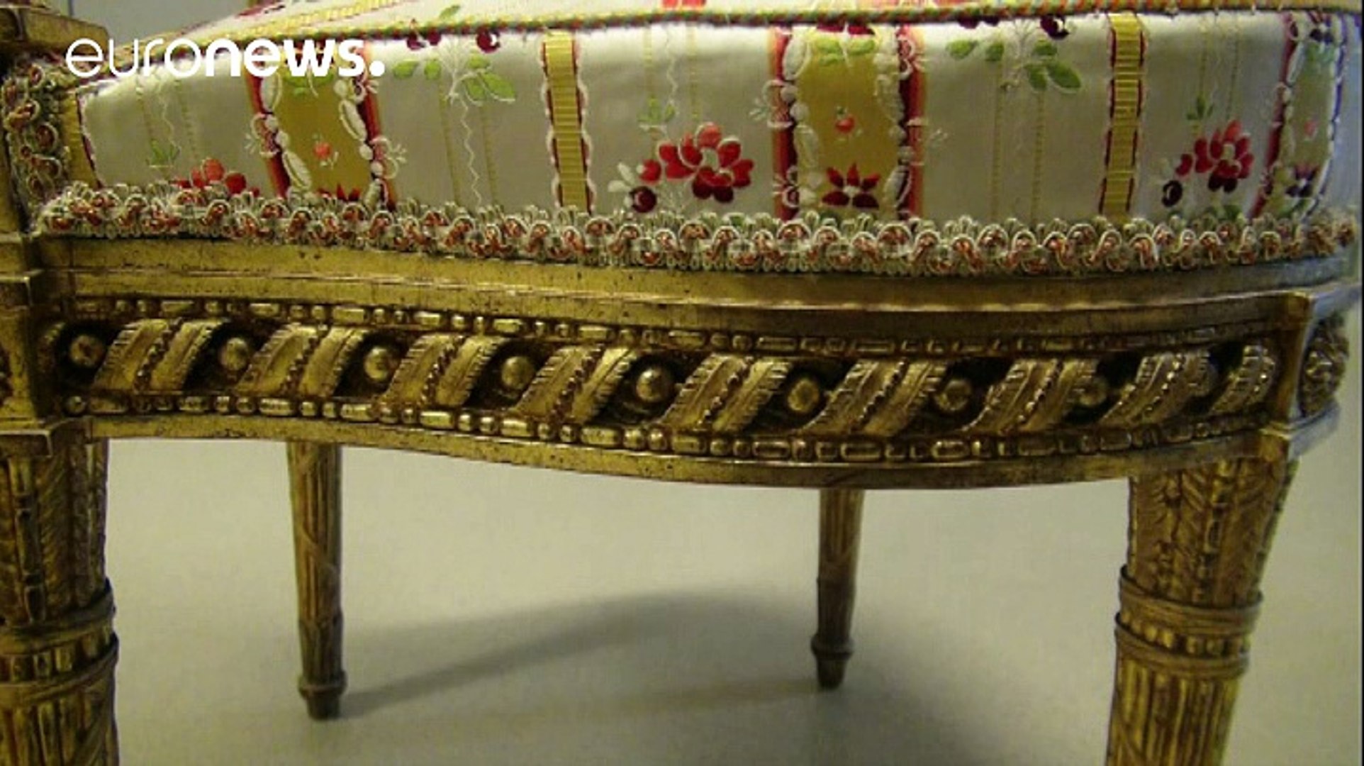 De faux meubles à Versailles ? - Vidéo Dailymotion