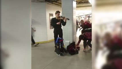 Un musicien joue le générique de Game Of Thrones dans le métro