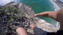 Cet homme a eu énormément de chance en sautant dans la mer depuis une falaise !