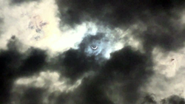 Des Tanzaniens admirent l'éclipse annulaire du soleil