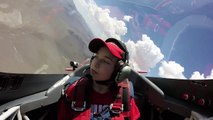 Un enfant défie un pilote d'avion de le faire tomber dans les pommes pendant un vol