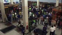 Esto le gritaban a Capriles en el aeropuerto de Margarita