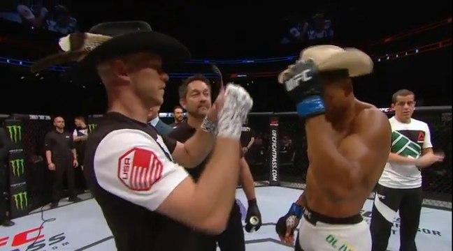 Echange de plumes de chapeau avant un combat de MMA Free Fight... WTF