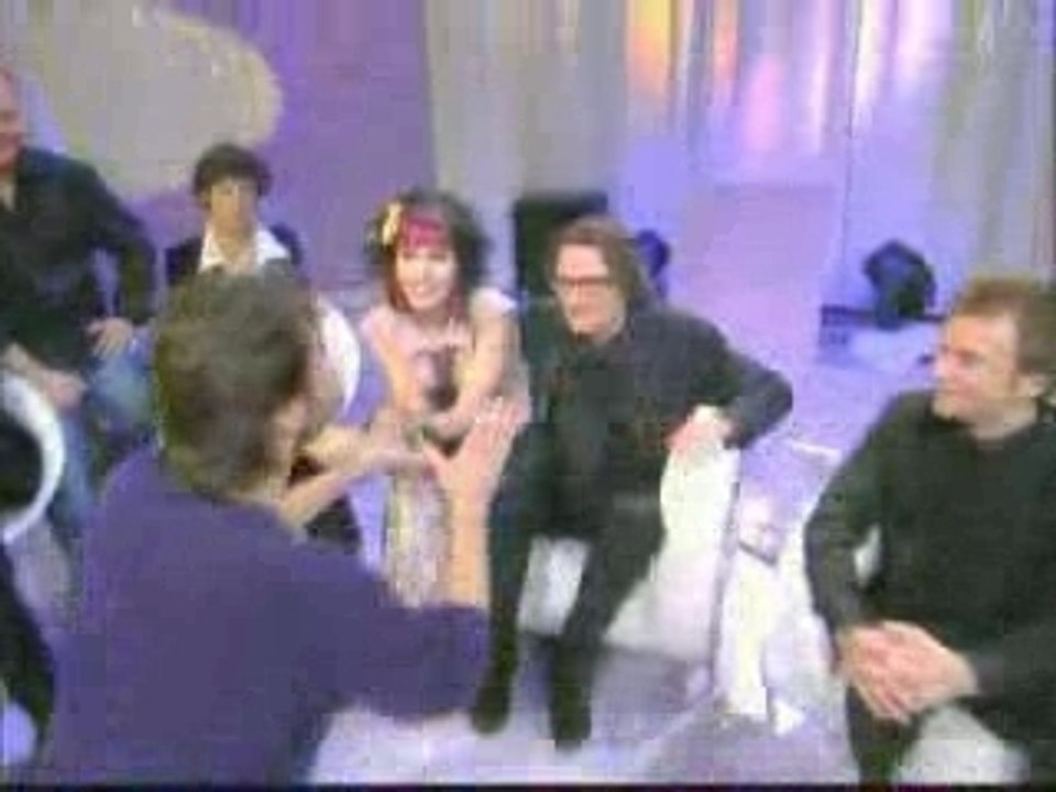 Hypershow avec Superbus - itw Jenn - 2003