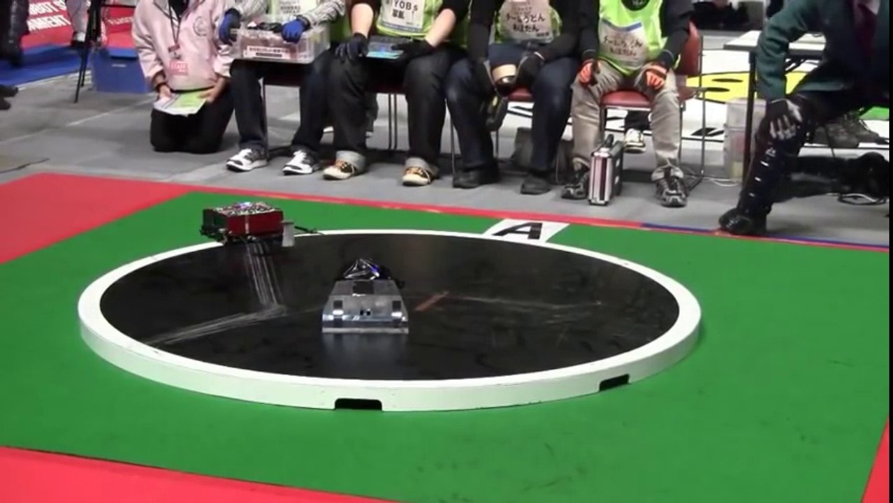 Des robots s'affrontent en combat de sumo