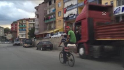 Karayolunda Bisikletle Tehlikeli Yolculuk