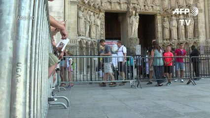 Carro com botijões de gás é encontrado em Paris