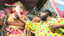 Bithiri Sathi Visits Khairatabad Ganesh || Offer Special Prayers || Teenmaar News || V6 News