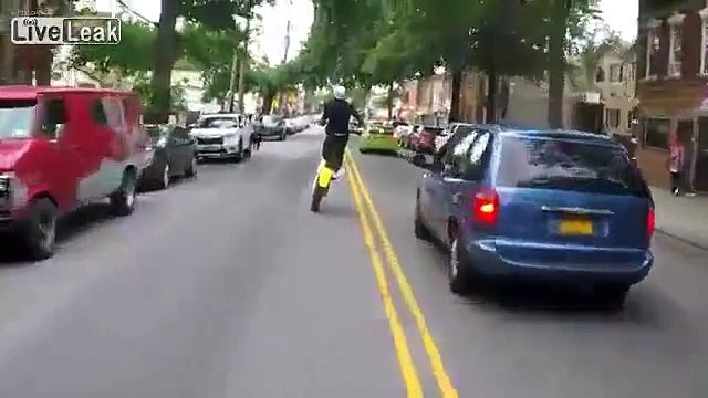 Ce jeune motard maitrise sa bécane dans les bouchons comme un chef... Dingue